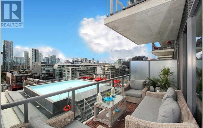 Building Photo - 560 King St W