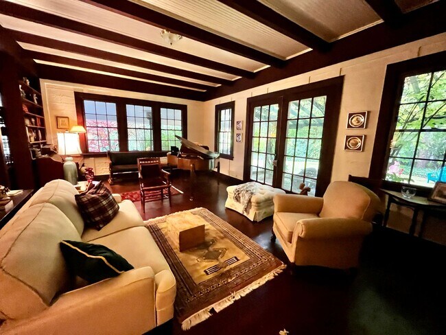 Foto del edificio - 4 Bedroom Historical Home on 2 Acres Near Seattle/Bainbridge Ferry
