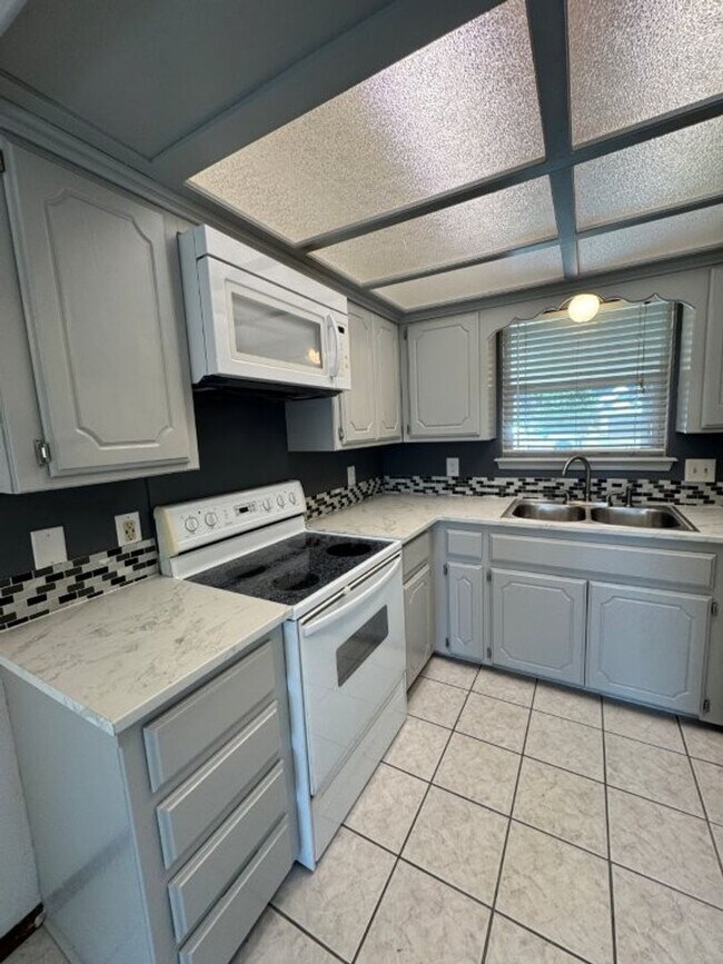 Building Photo - 3 bed , 2 full bath, 2 story , Newly updat...