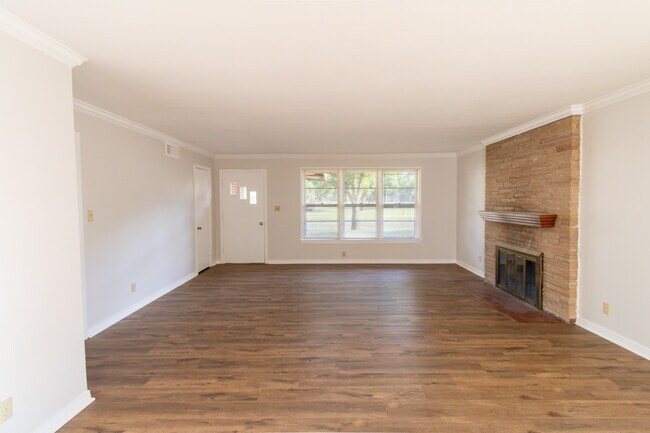 Foto del edificio - 2400 Hampstead Ln