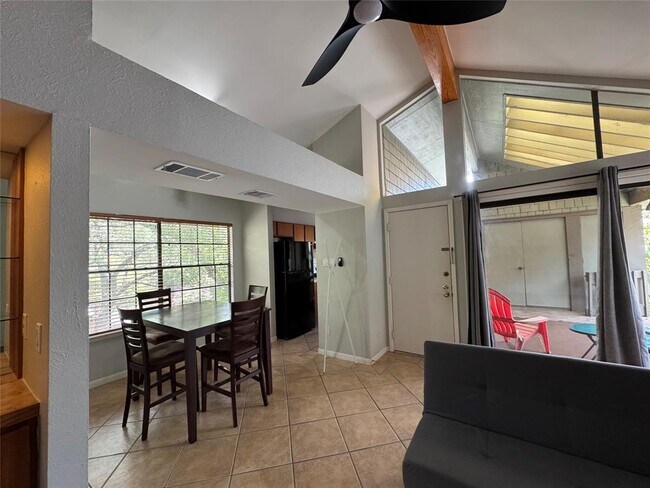 Foto del edificio - 7122 Wood Hollow Dr