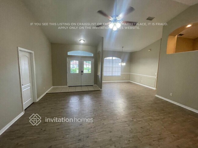 Foto del edificio - 2127 N Chamberlain Blvd