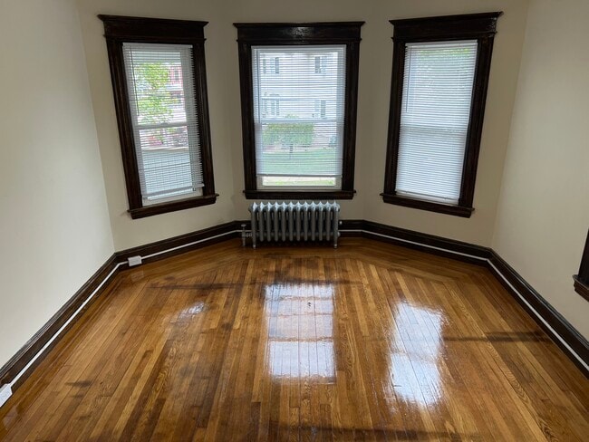 Vista del primer dormitorio 1 (fuera de la sala de estar) - 32 W Alvord St