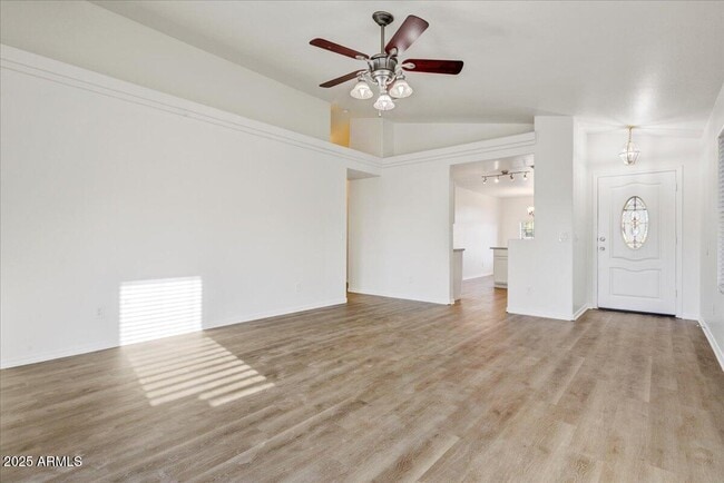 Foto del edificio - 13009 W Port Royale Ln