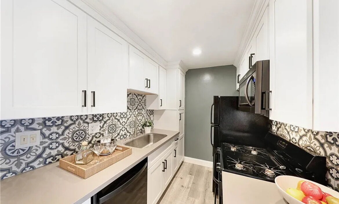 Building Photo - "Chic 1-Bed Santa Monica Retreat: Hardwood...