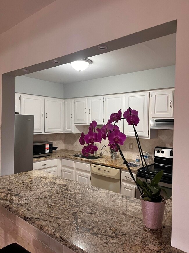 Building Photo - 30445 W 14 Mile Rd