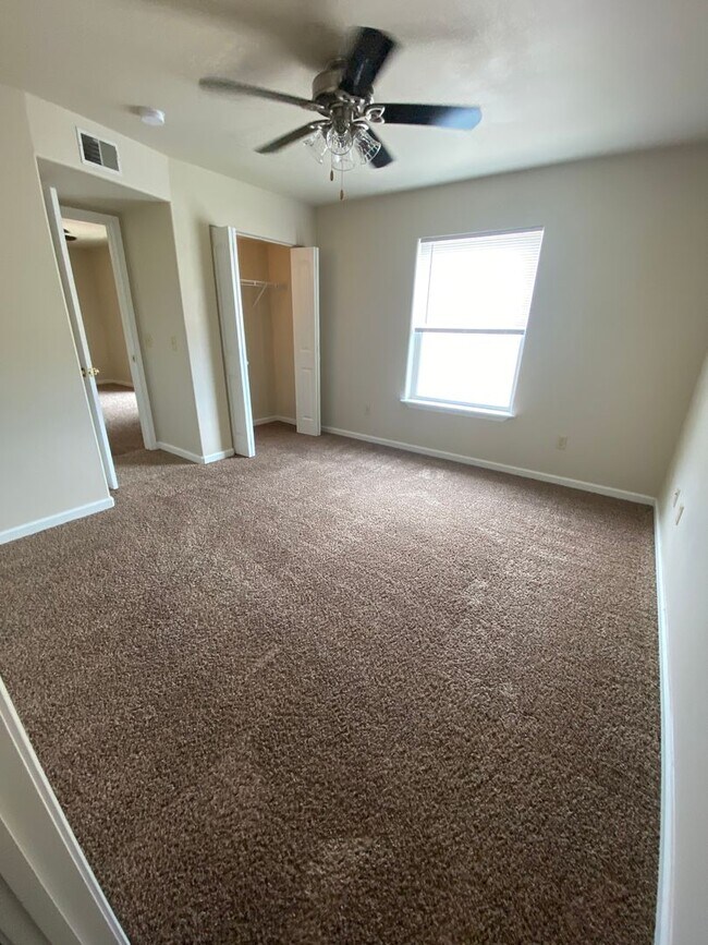 Foto del edificio - BEAUTIFUL 1 bedroom 1 bath with balcony!