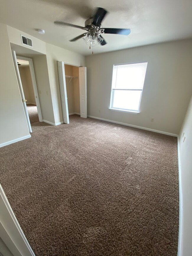 Building Photo - BEAUTIFUL 1 bedroom 1 bath with balcony!