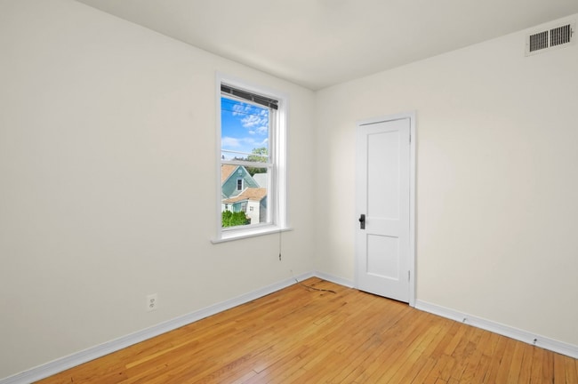 Foto del edificio - 3036 W Wellington Ave