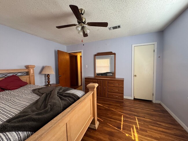 Building Photo - fully furnished 3-bedroom, 2-bathroom
