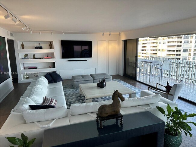 Foto del edificio - 2 Grove Isle Dr