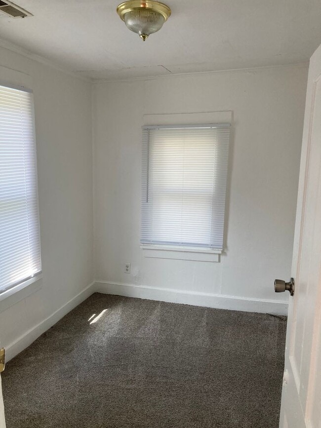 Building Photo - Walking Distance from Campus and Downtown ...