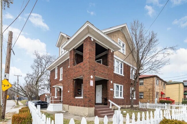 Foto del edificio - 4829 Reading Rd, Unit 2