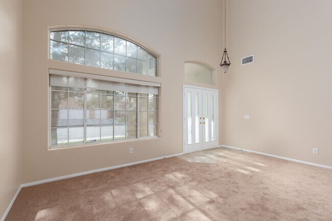 Foto del edificio - Enormous Silverado Ranch pool home with new paint and carpet