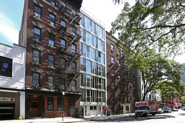 Building Photo - 409 W 45th St