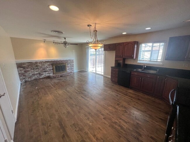 Building Photo - 1609 Poppy Way