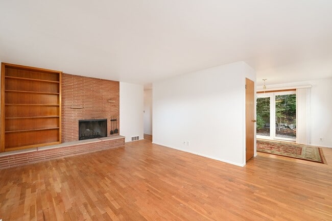 Building Photo - Spacious 3BR+/2 BA Home in Quiet North-End...
