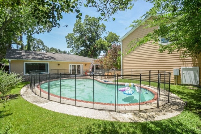 Building Photo - 9906 Cedardale Dr