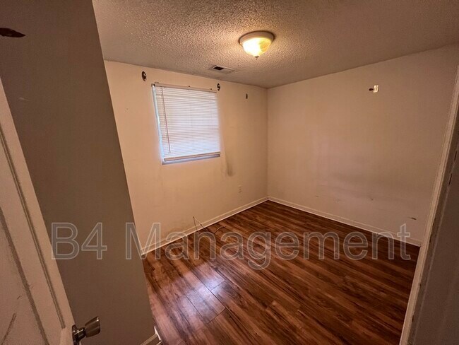 Foto del edificio - 1130 Upper Valley Falls Rd
