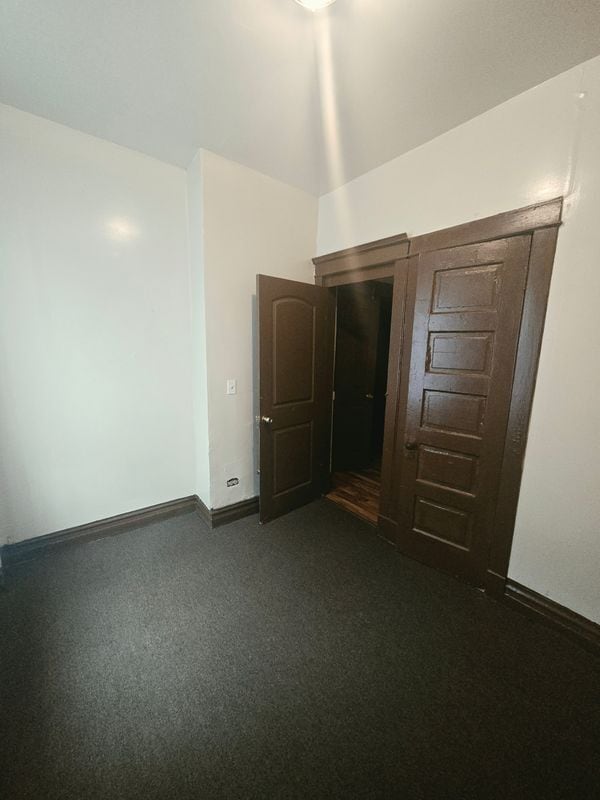 Building Photo - 725 W 69th St