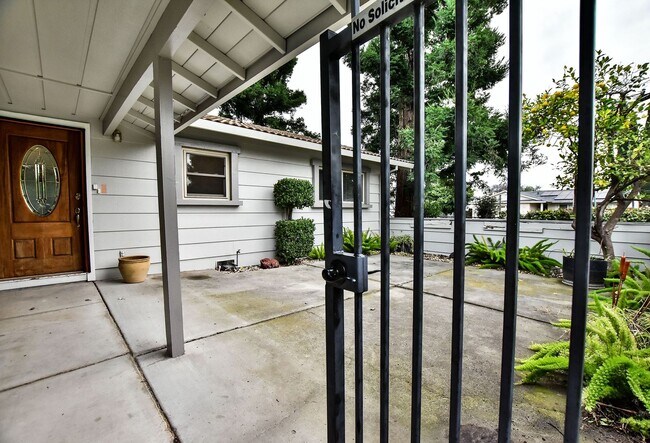 Building Photo - 498 Nut Tree Ct