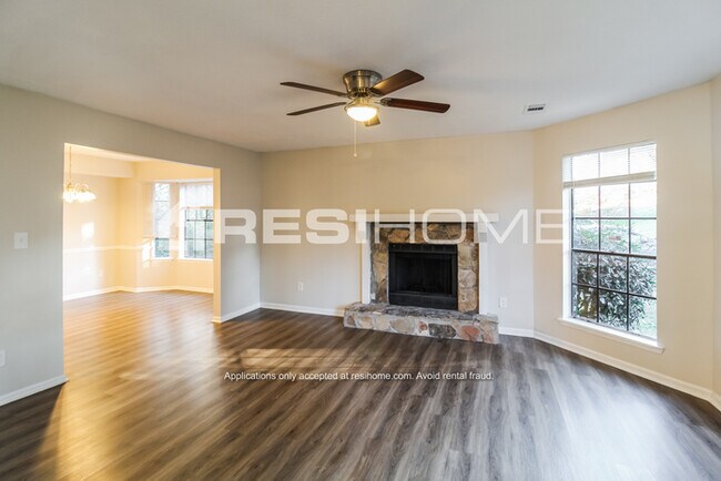 Foto del edificio - 915 Mainstreet Lake Dr