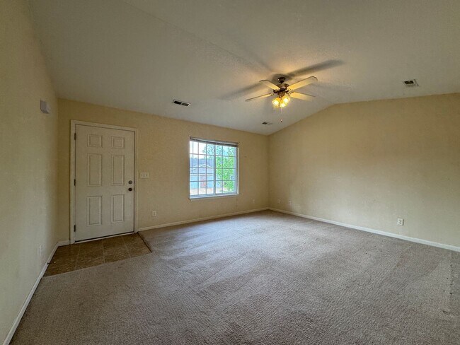 Building Photo - Spacious 2 bedroom, 2 bathroom duplex!