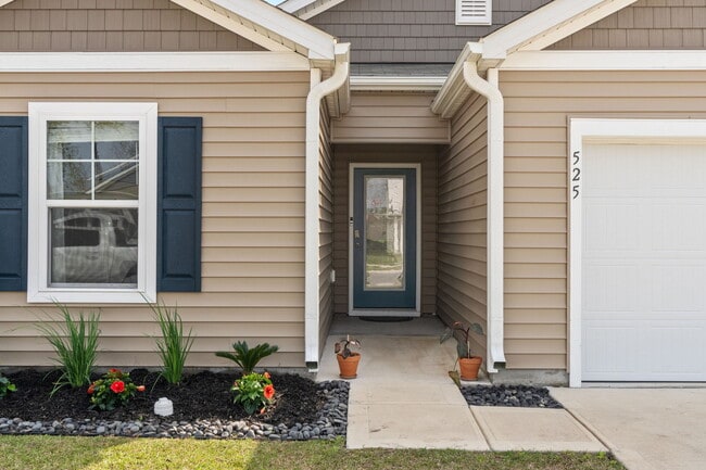 Building Photo - 525 Birdsong Dr