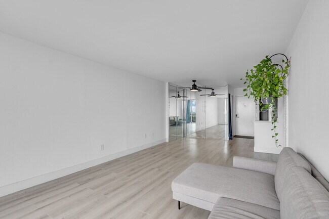 Foto del edificio - 6900 Bay Dr