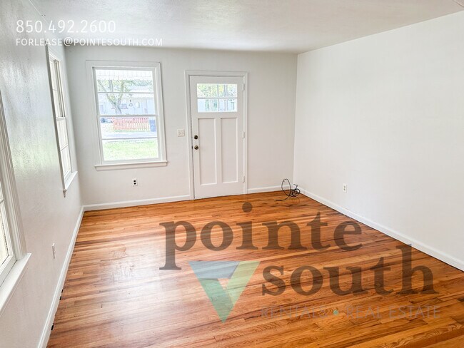 Building Photo - Older Home with Southern Charm!