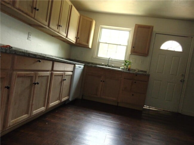 Building Photo - 886 Rowland St