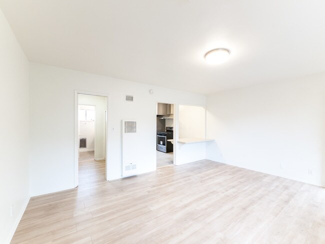 Building Photo - 501 S Kingsley Dr