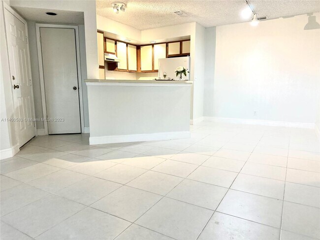 Foto del edificio - 3390 Pinewalk Dr N