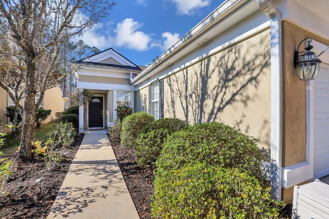 Foto del edificio - Charming 2-Bedroom, Plus Den Home with 2 F...