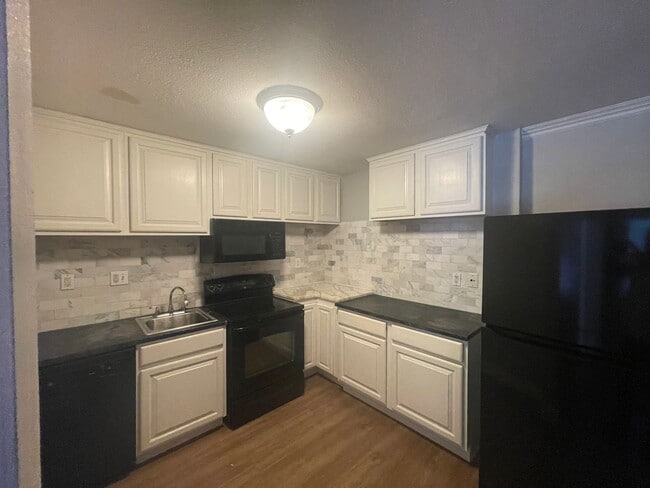 Foto del edificio - 1 Bedroom 1.5 Bathroom Apartment Steps Away From DU