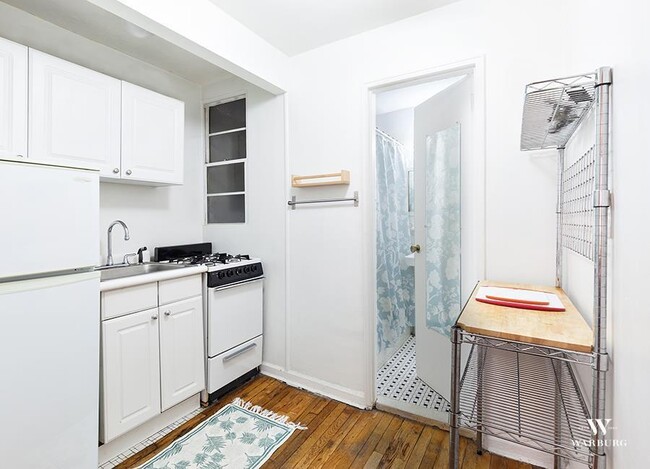 Kitchen - 215 E 89th St