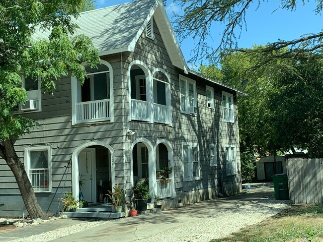 Building Photo - 1041 W Kings Hwy