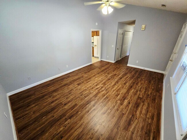 Building Photo - COMING SOON!!! Great 2 Bed 1 Bath in MEBAN...