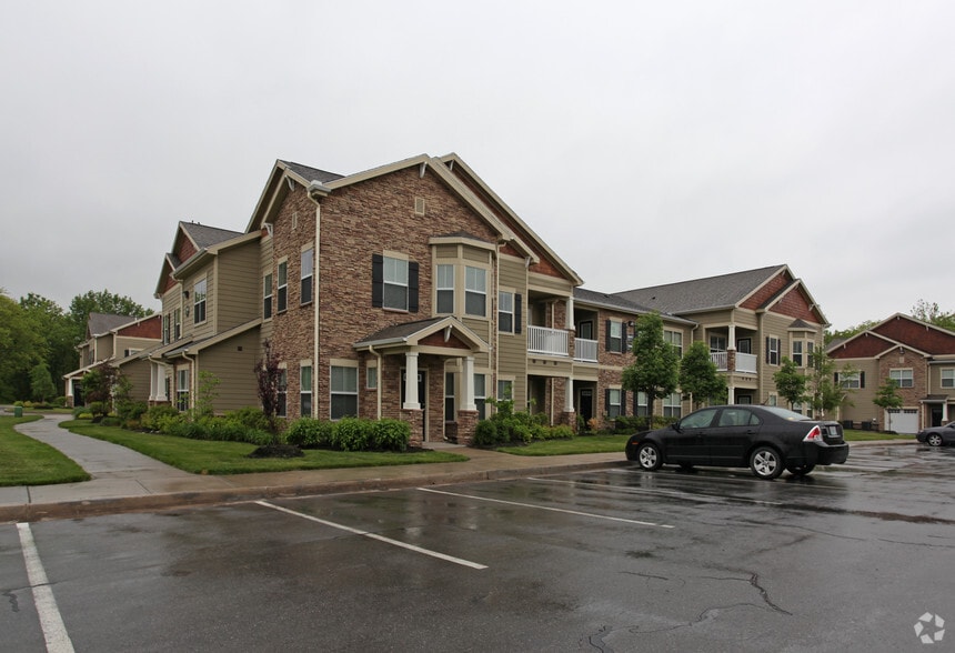 Carrington Place at Shoal Creek Apartments Rentals Kansas City, MO
