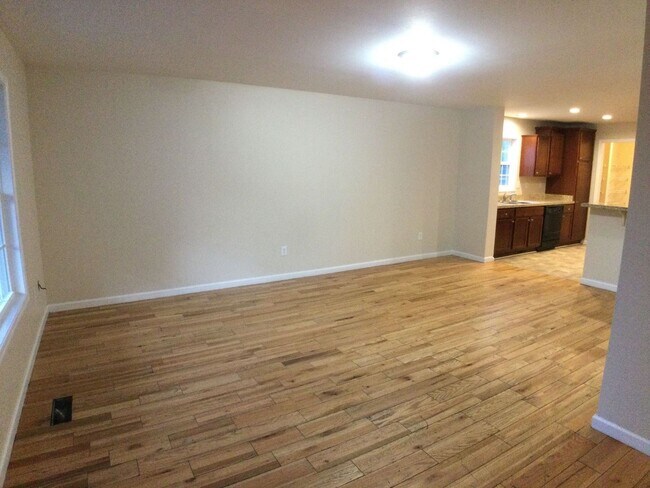 Foto del edificio - Radford, 5 BR / 5 BA, Available NOW