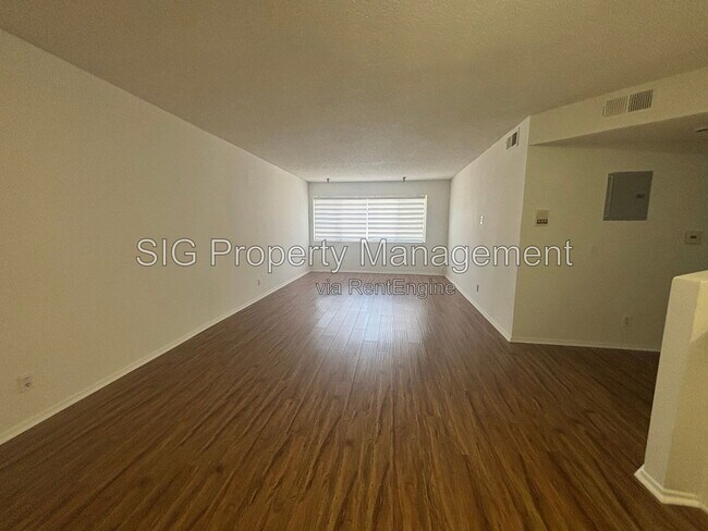 Foto del edificio - 10241 Commerce Ave