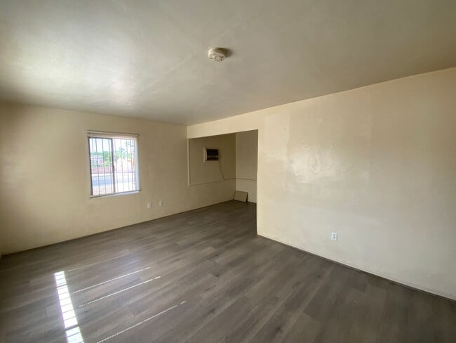 Building Photo - 2 Bedroom Single Story Home Available Near...