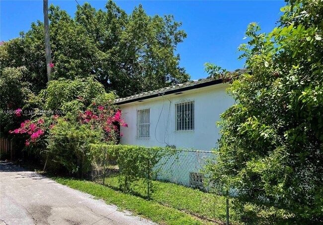 Building Photo - 4024 NW 5th Ave