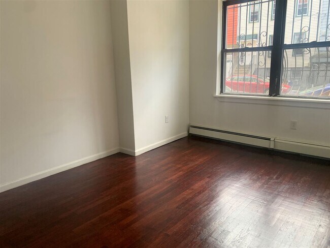 Building Photo - 336 4th St