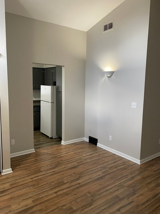 Building Photo - 1616 Maxen Dr