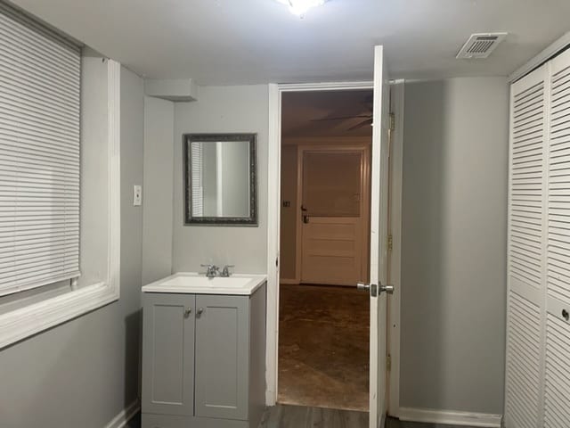 Building Photo - 1BR/1BA with vinyl plank and fresh paint t...