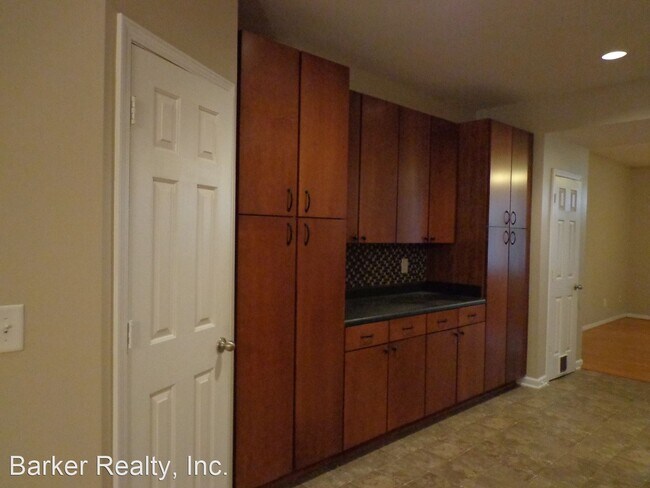 Building Photo - 2 br, 2.5 bath House - 3018 Freeport Dr