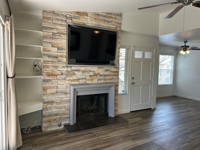 Building Photo - 24 Acalla