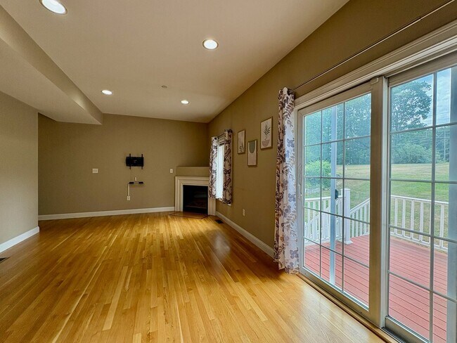 Foto del edificio - Charming 2-Bedroom Townhouse For Rent in L...