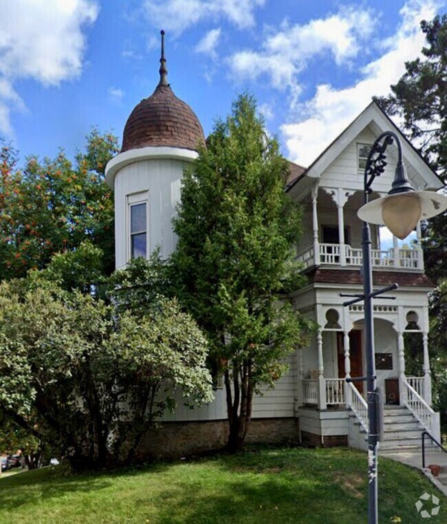 Building Photo - 230 E 4th St